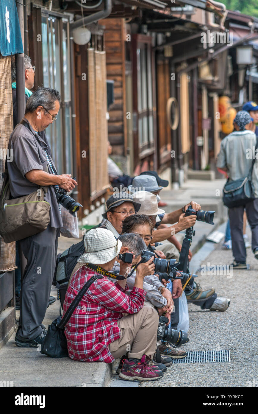 Narai-Juku, Japón - Agosto 12, 2017 : grupo de fotógrafos divirtiéndose en frente de las casas tradicionales en la vieja aldea de Naraijuku en el valle de Kiso dur Foto de stock