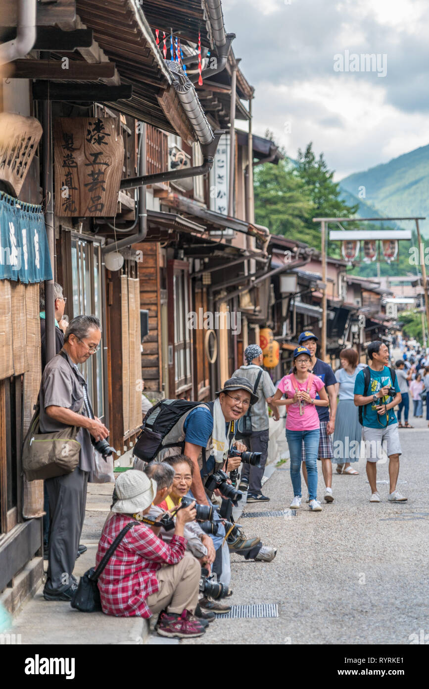 Narai-Juku, Japón - Agosto 12, 2017 : grupo de fotógrafos divirtiéndose en frente de las casas tradicionales en la vieja aldea de Naraijuku en el valle de Kiso dur Foto de stock