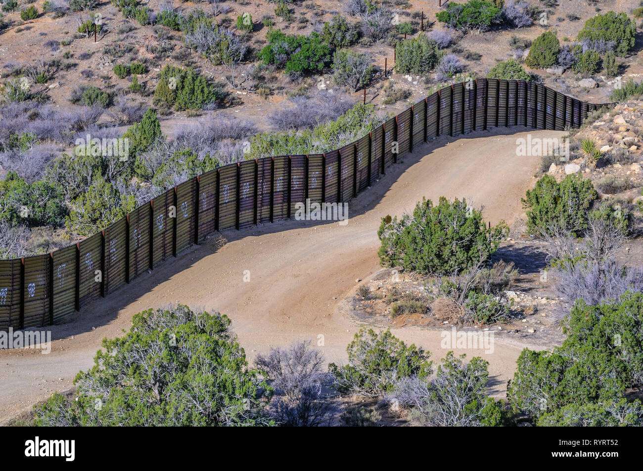 US Border fence, construcción de estilo mat aterrizaje Jacumba, California Foto de stock