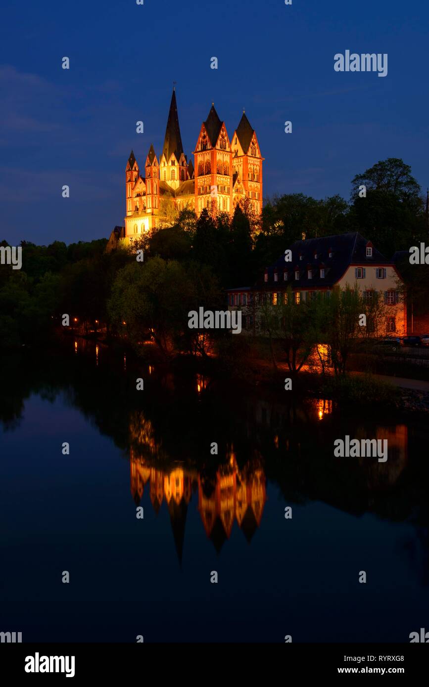 La Catedral de Limburgo St. Georg o Georgsdom an der Lahn, Night Shot, Limburgo, Hesse, Alemania Foto de stock