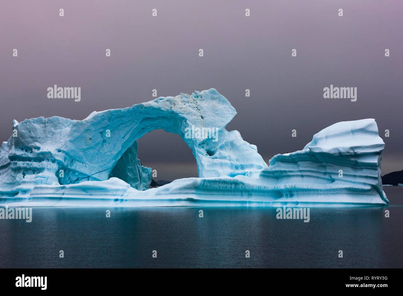 Arco de hielo en Scoresbysund al amanecer, Scoresbysund, Groenlandia Oriental y Groenlandia Foto de stock