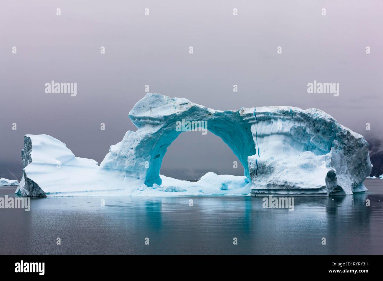 Arco de hielo en Scoresbysund al amanecer, Scoresbysund, Groenlandia Oriental y Groenlandia Foto de stock