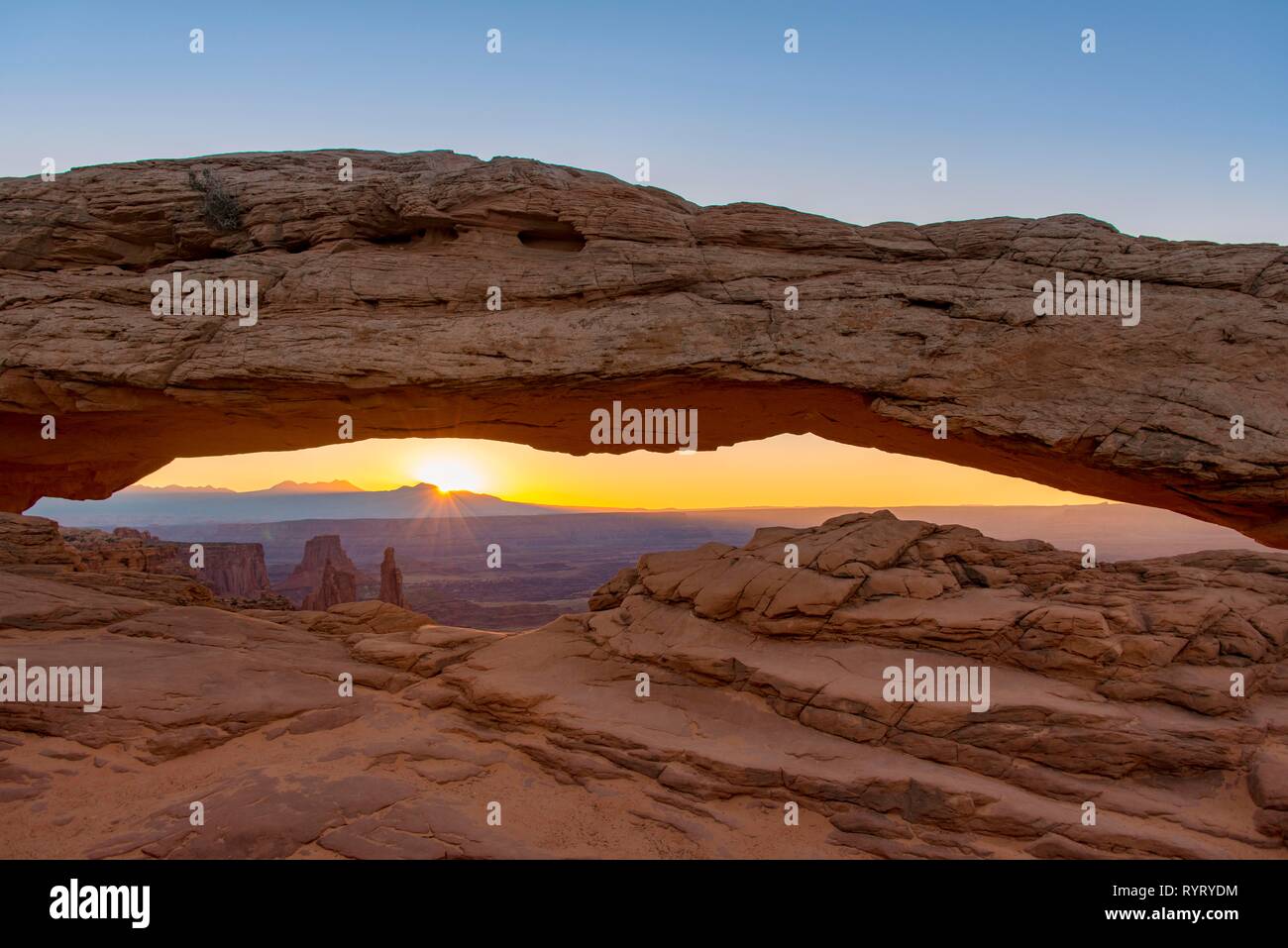 Vista a través del arco de roca, Mesa Arch, primeros rayos de sol, amanecer, Grand View Point Road, Isla en el cielo, el Parque Nacional Canyonlands Foto de stock