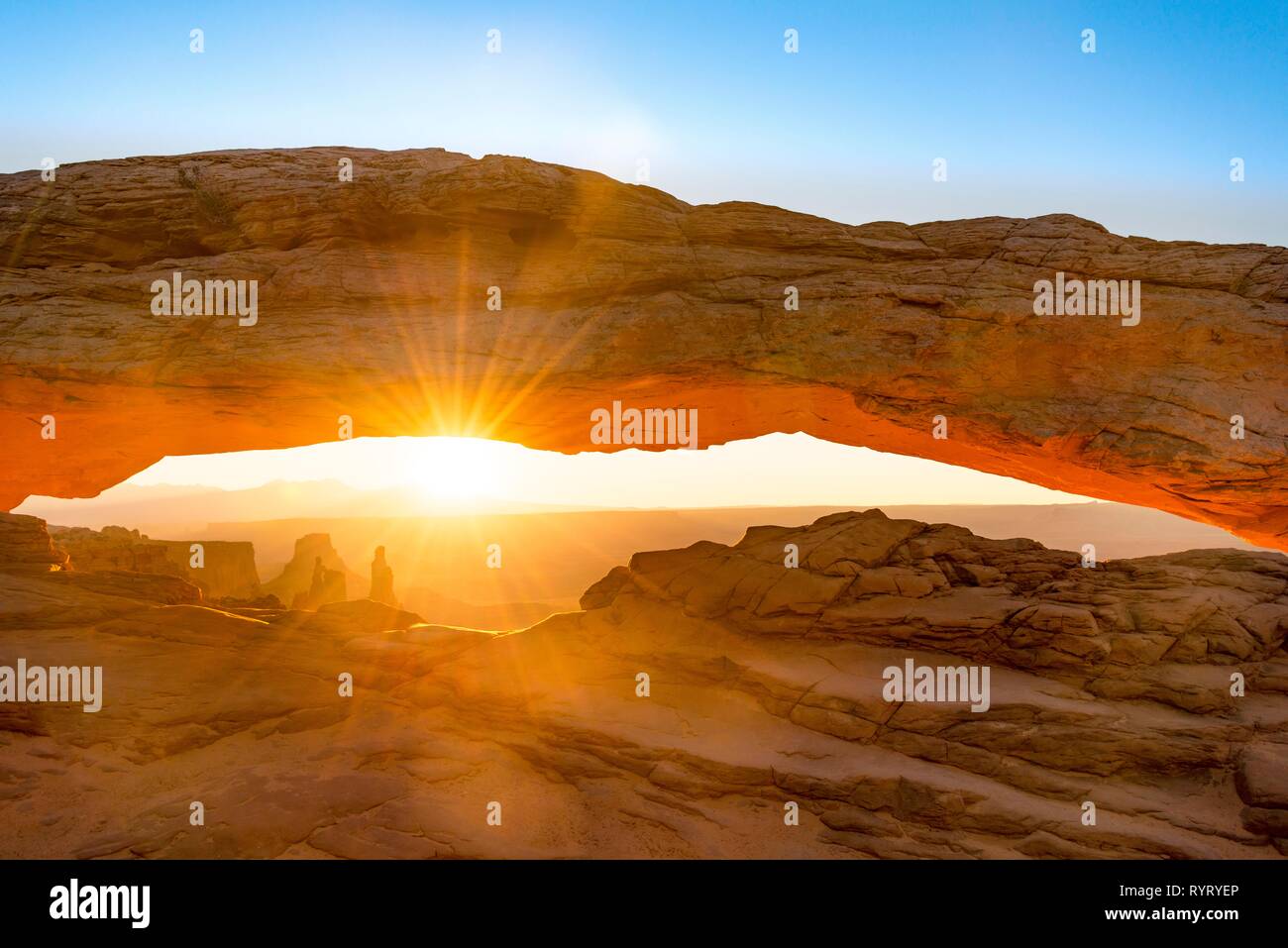 Vista a través del arco de roca, Mesa Arch, rayos de sol, amanecer, Grand View Point Road, Isla en el cielo, el Parque Nacional Canyonlands, Moab Foto de stock