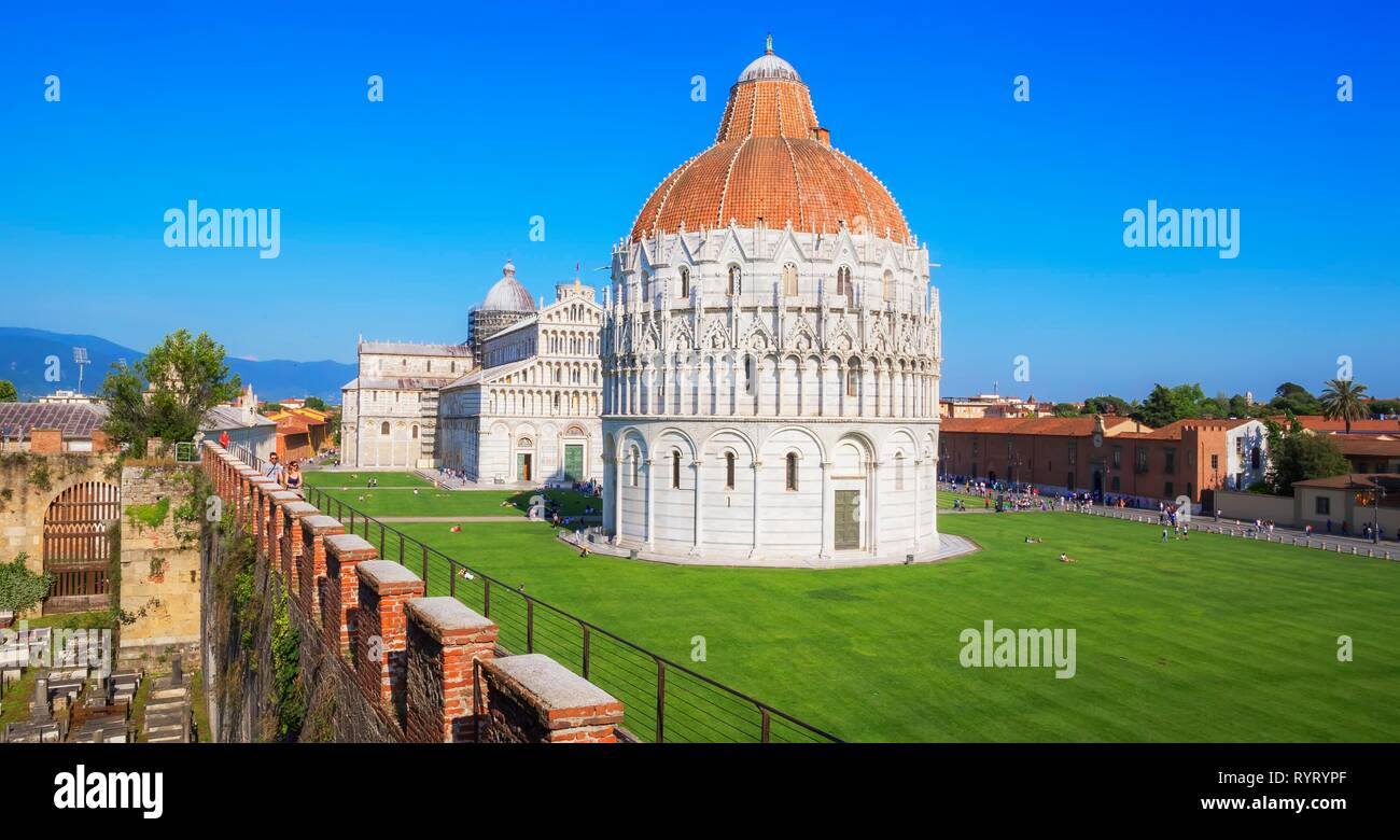 El Baptisterio y la Catedral, vista desde Pisa muros defensivos, Campo dei Miracoli, en Pisa, Toscana, Italia Foto de stock