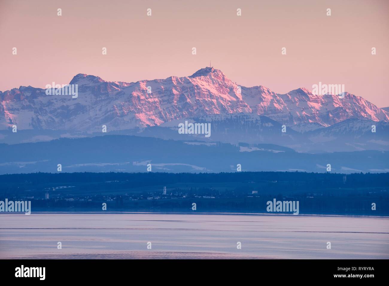 Vista sobre el Lago de Constanza a los Alpes, con Alpstein Appenzell Säntis, Baden-Württemberg, Alemania Foto de stock
