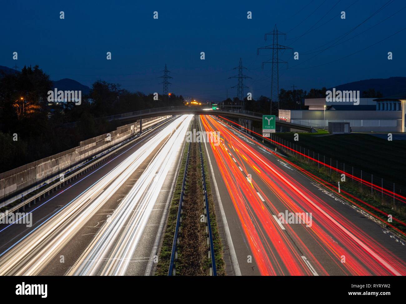 Carretera con pistas de luz por la noche, tome la autopista A1, Solothurn, Suiza Foto de stock
