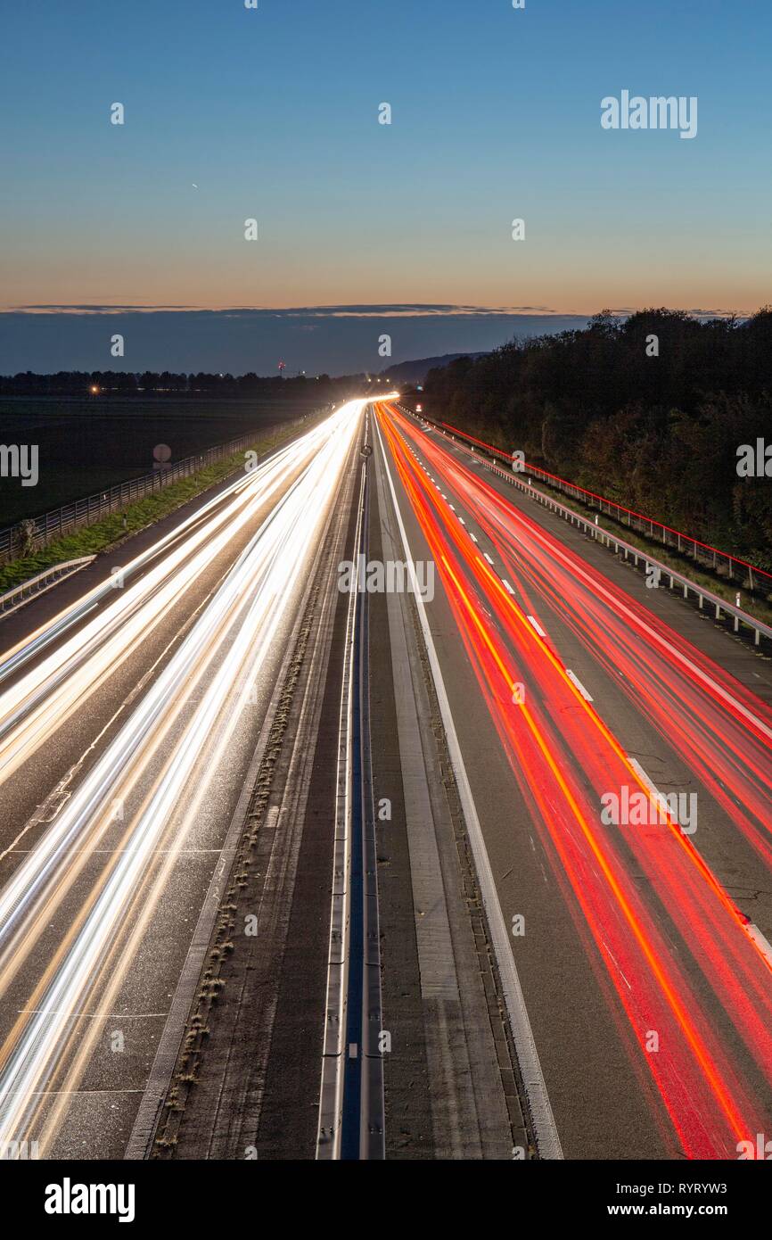 Luz de carretera con pistas al anochecer, autopista A1, Solothurn, Suiza Foto de stock