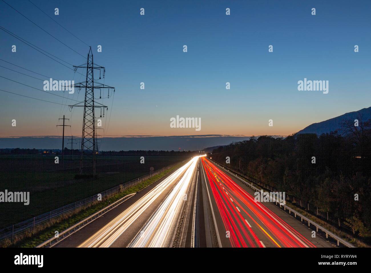 Luz de carretera con pistas al anochecer, autopista A1, Solothurn, Suiza Foto de stock