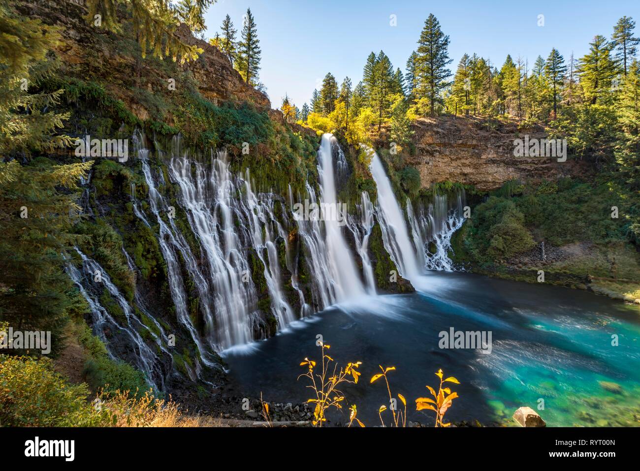 Cascada, a largo plazo, McArthur-Burney imagen cae Memorial State Park, California, EE.UU. Foto de stock