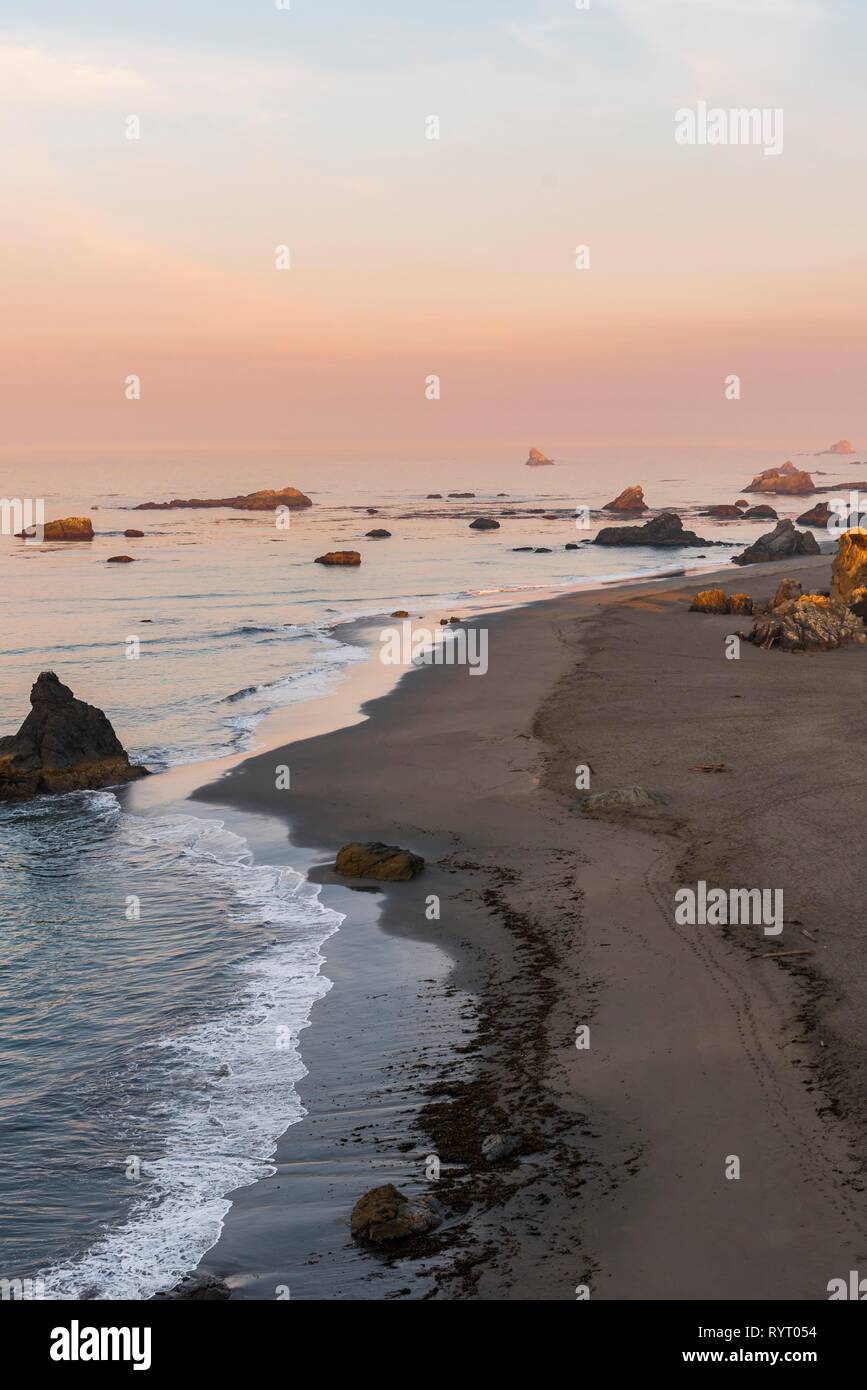 Al amanecer, el paisaje costero con muchas islas rocosas, Harris Beach State Park, Oregón, EE.UU. Foto de stock