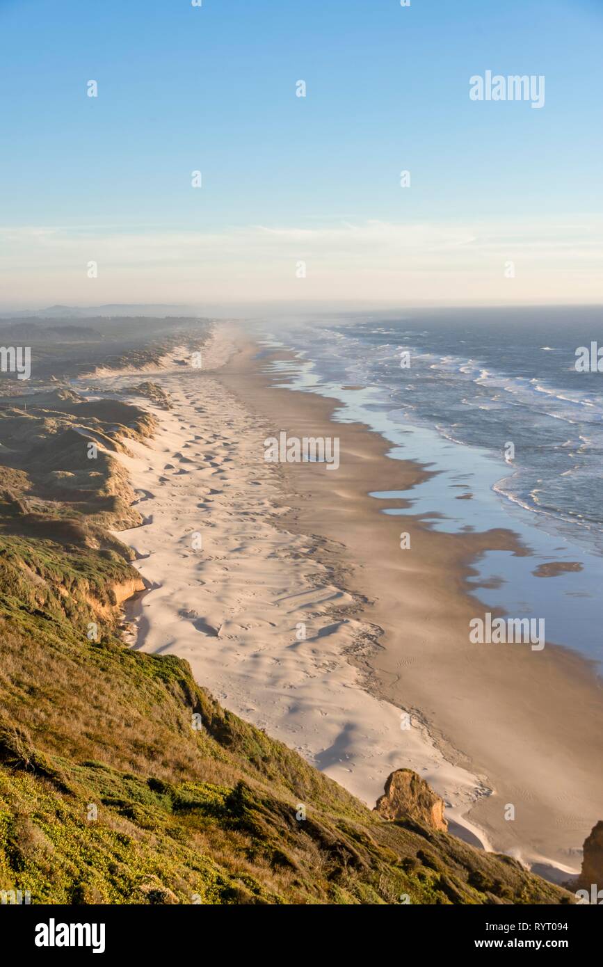 Vista sobre la playa de Baker, el paisaje costero con una larga playa de arena y dunas, Oregon Coast Highway, Oregón, EE.UU. Foto de stock