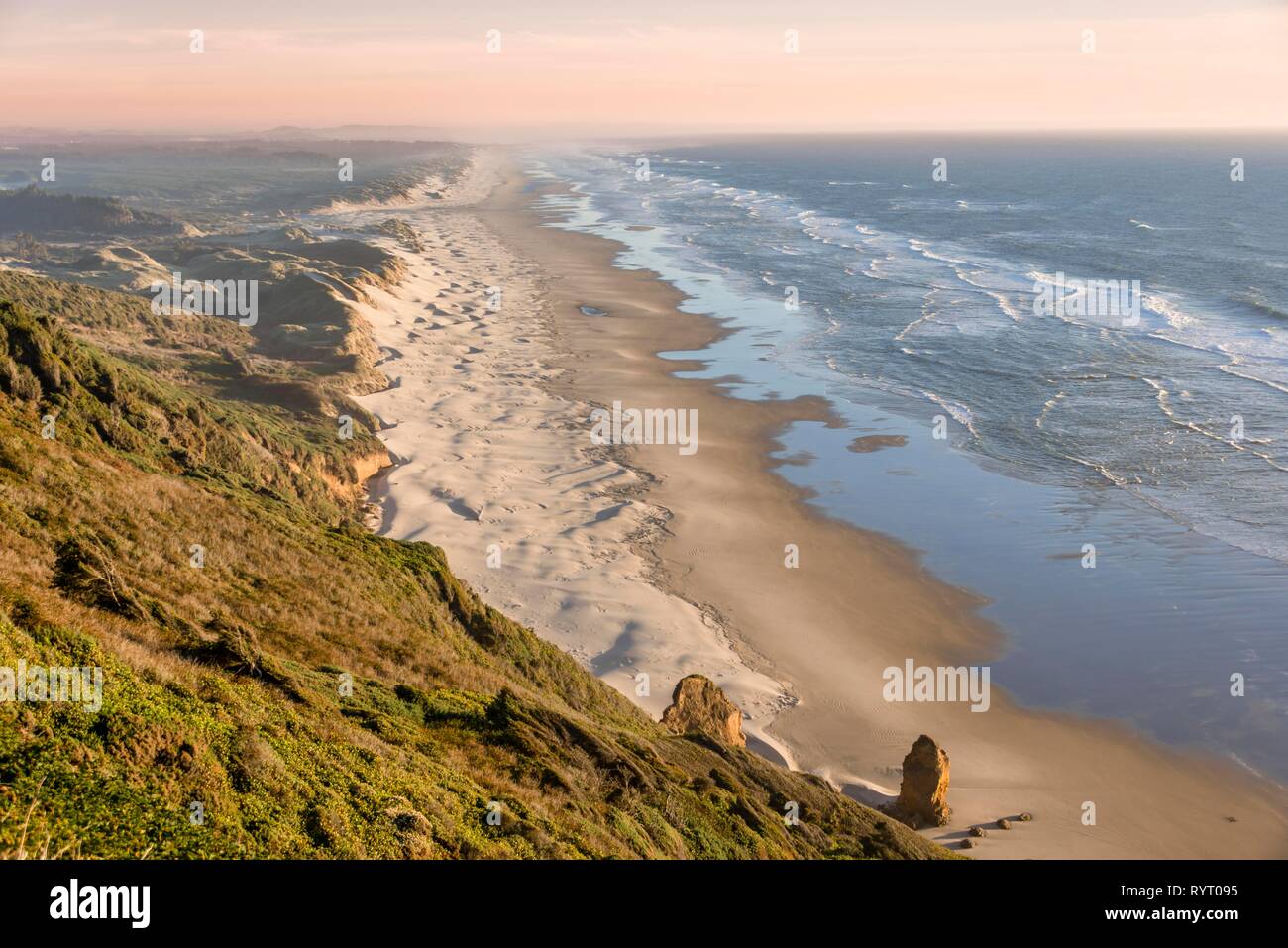 Vista sobre la playa de Baker, el paisaje costero con una larga playa de arena y dunas, Oregon Coast Highway, Oregón, EE.UU. Foto de stock