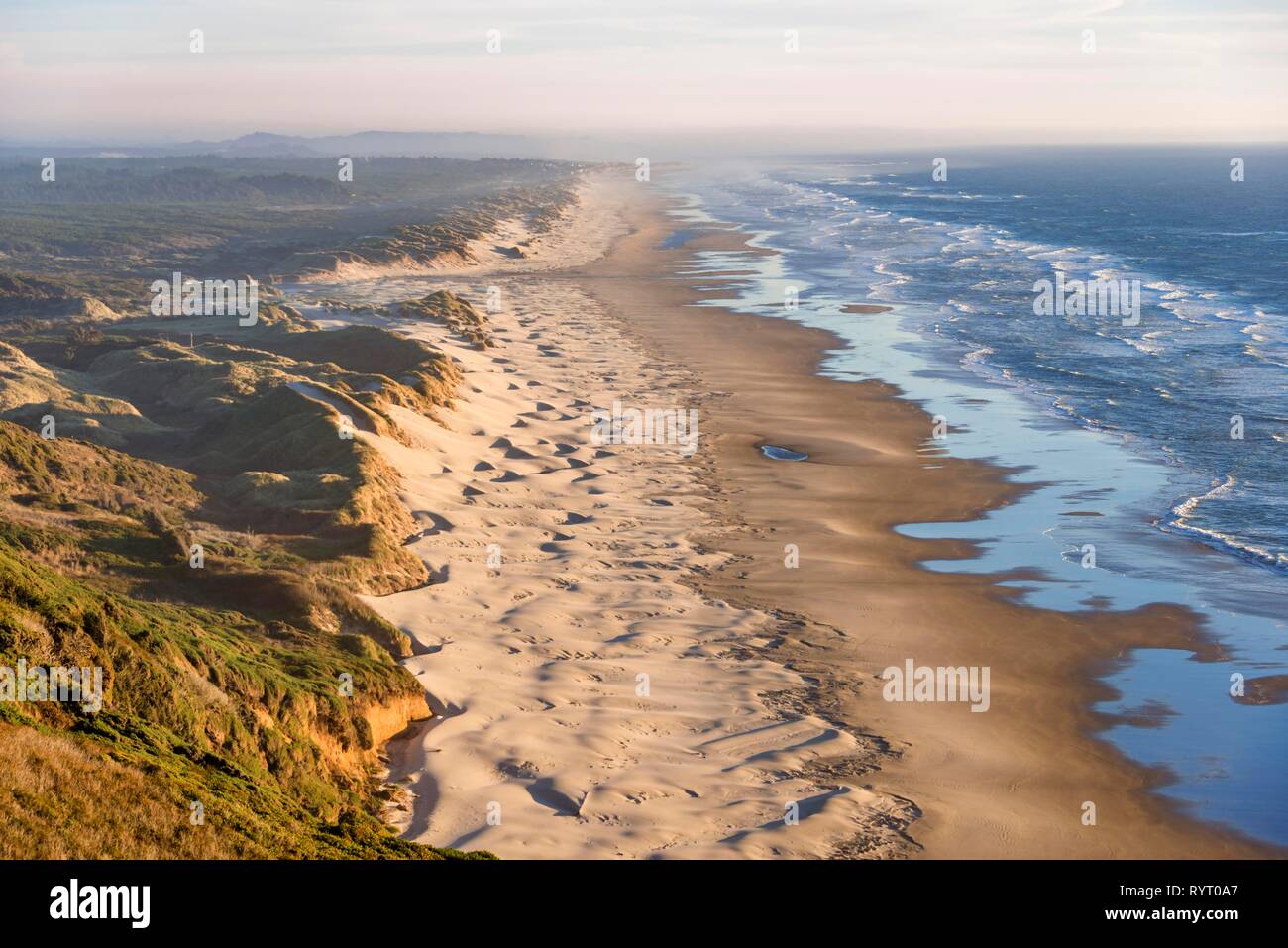 Vista sobre la playa de Baker, el paisaje costero con una larga playa de arena y dunas, Oregon Coast Highway, Oregón, EE.UU. Foto de stock