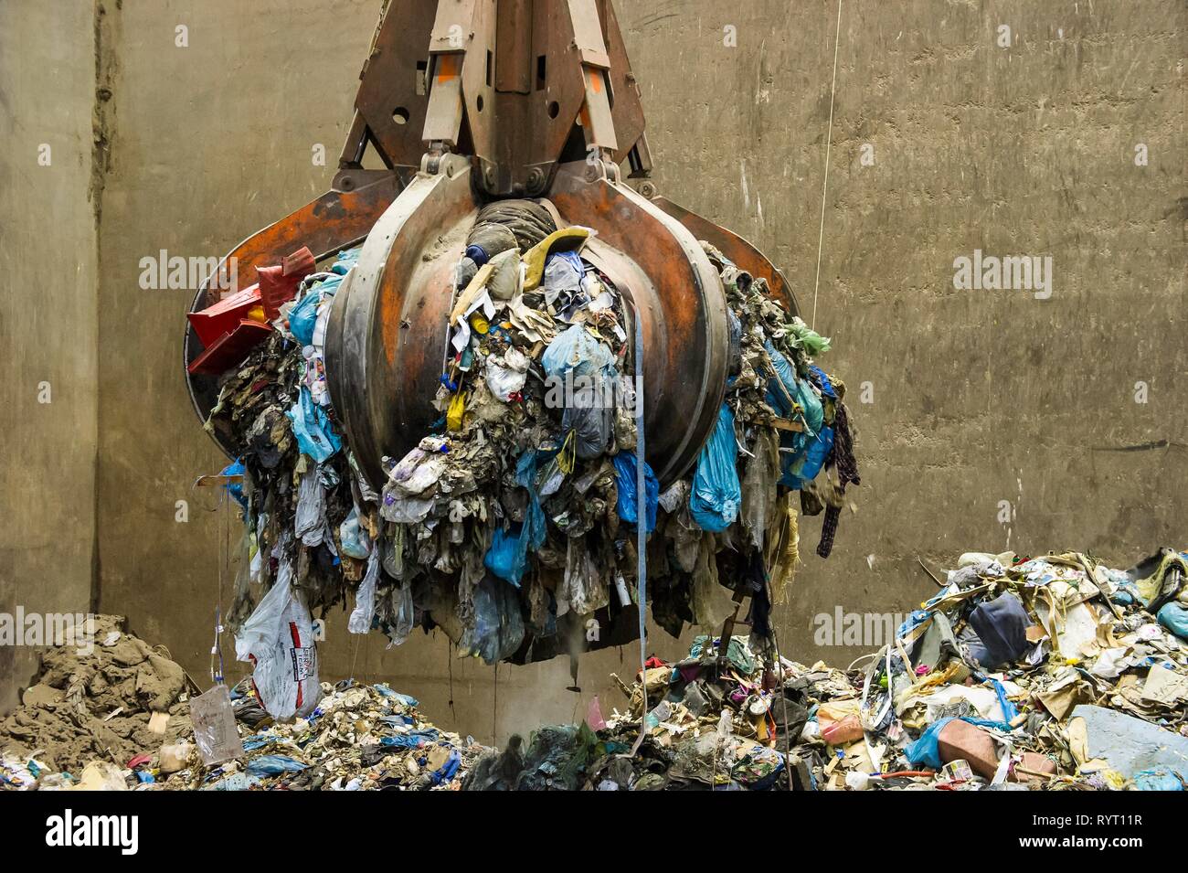 Brazo de agarre encima del montón de basura, una grúa transporta los residuos en una planta de incineración de residuos, TREA Breisgau, Eschbach Foto de stock