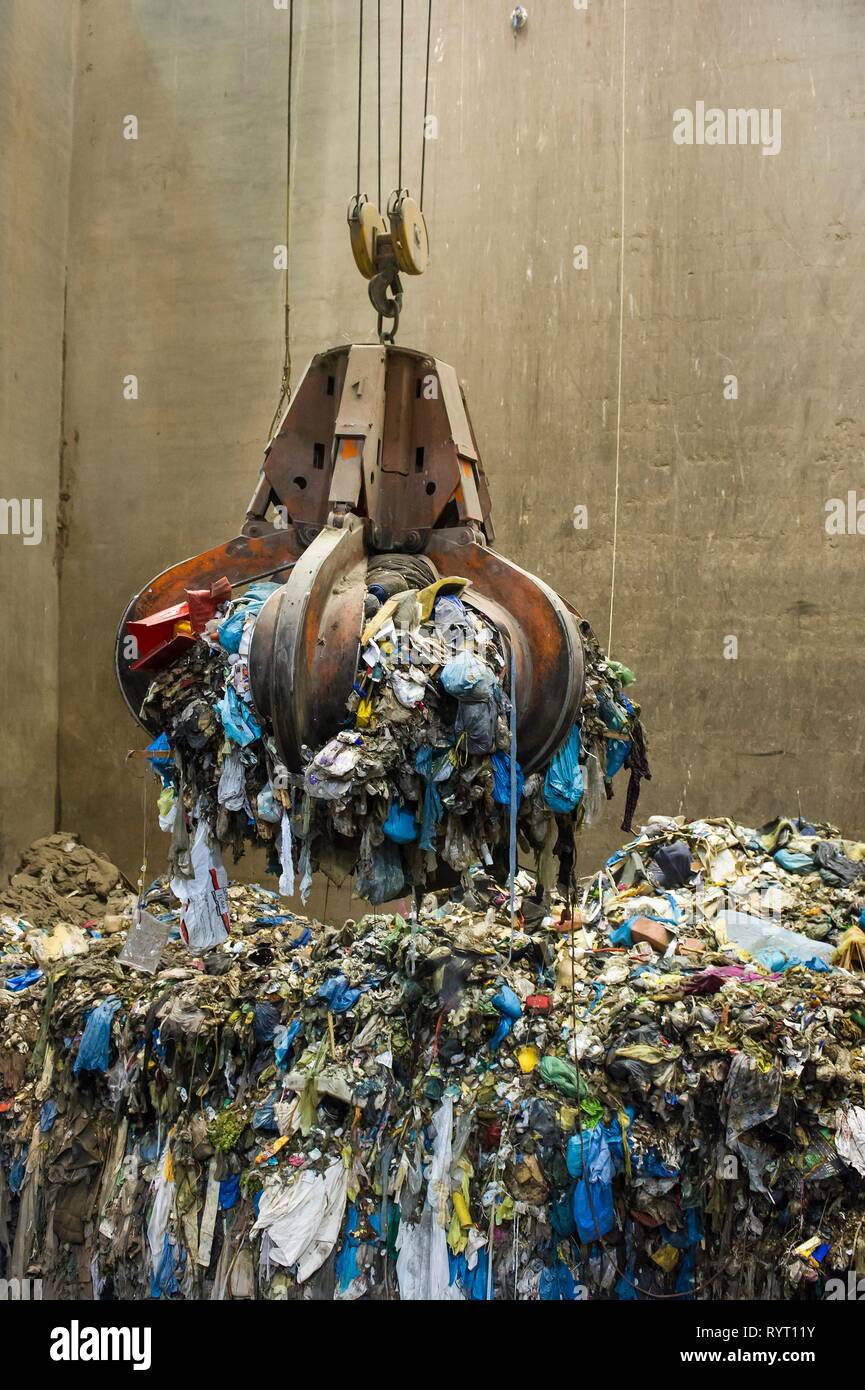 Brazo de agarre encima del montón de basura, una grúa transporta los residuos en una planta de incineración de residuos, TREA Breisgau, Eschbach Foto de stock