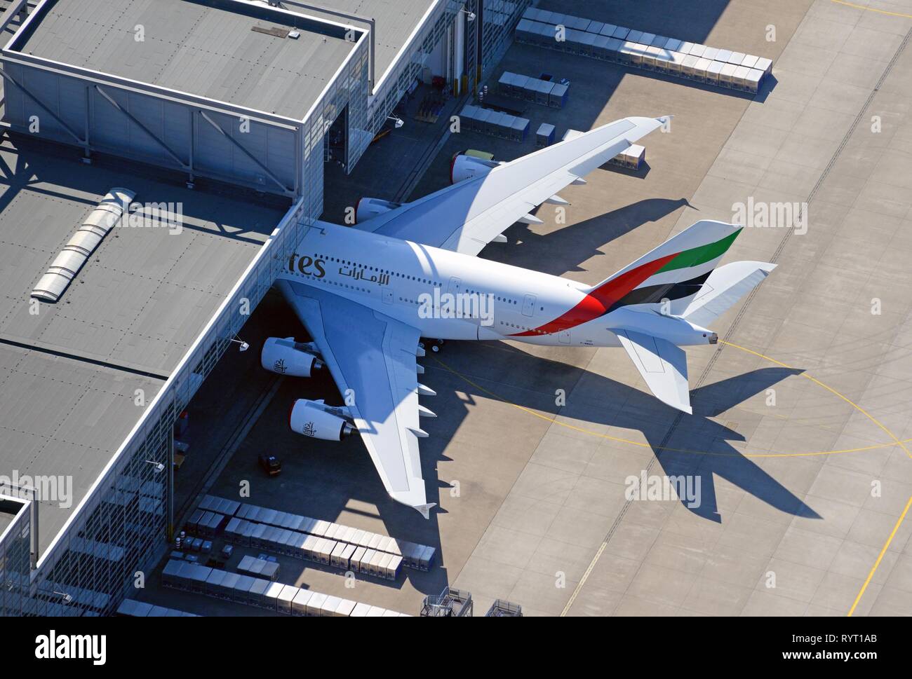 Airbus A380 de Emirates, en el hangar, Hamburgo, Alemania. Foto de stock