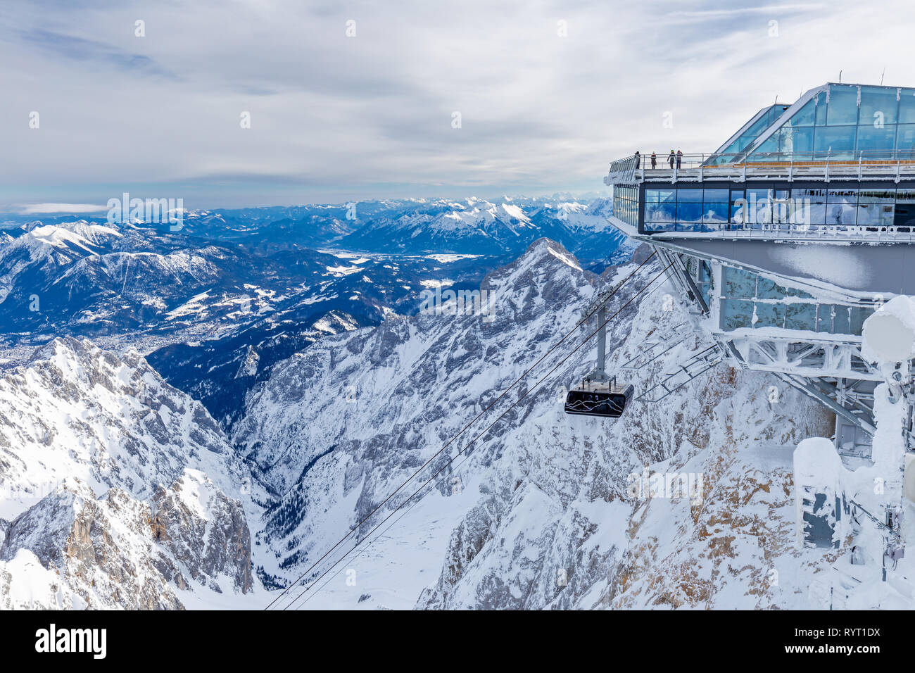 Cumbre de la estación de teleférico a la montaña Zugspitze en invierno Foto de stock