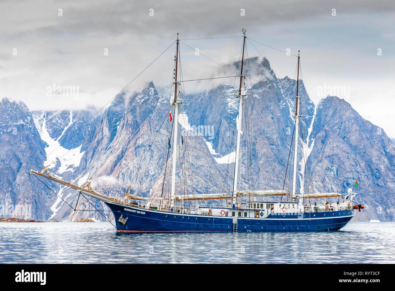 Velero Rembrandt van Bergen en off Scoresbysund Rinn, Groenlandia Oriental y Groenlandia Foto de stock