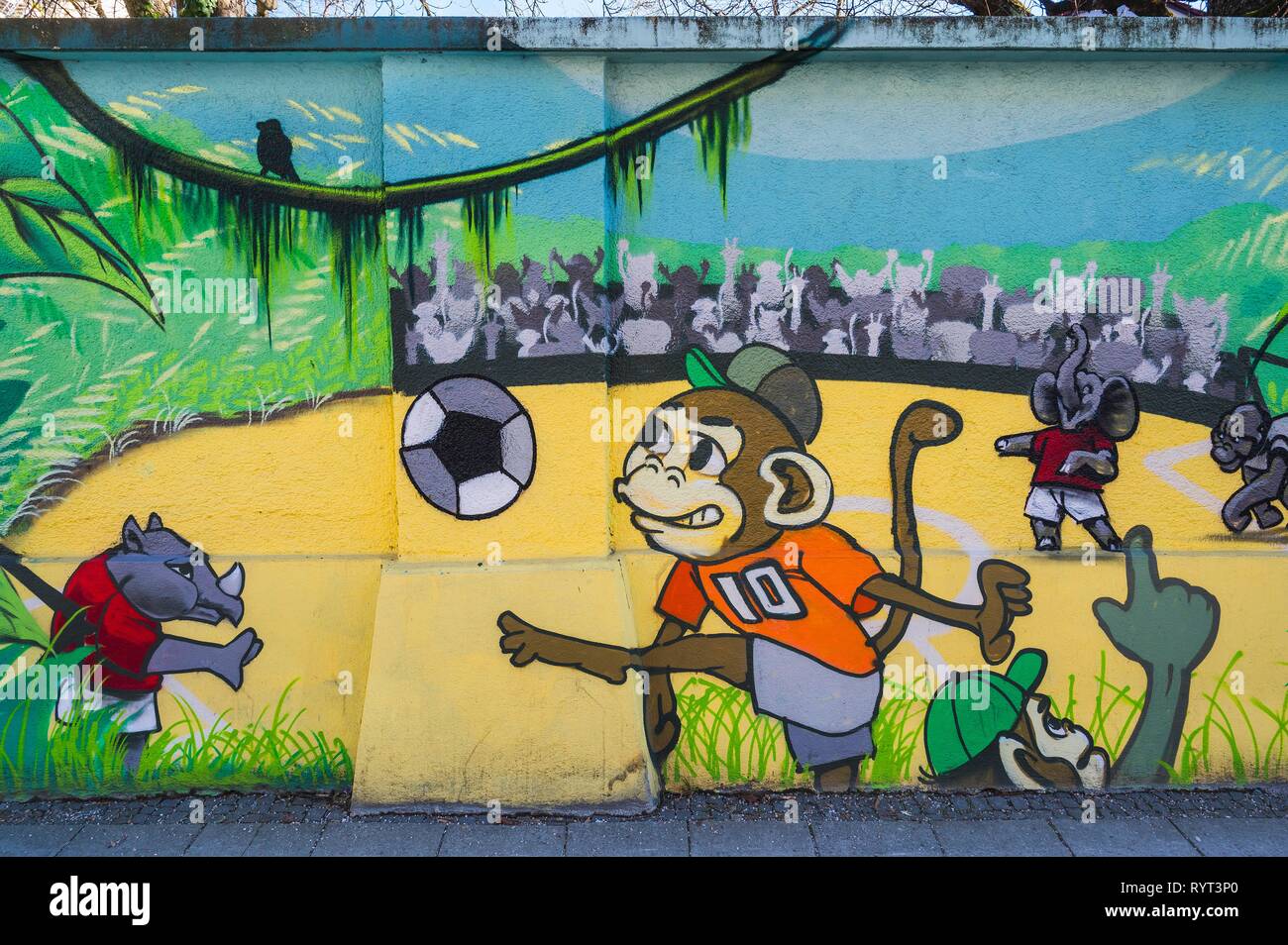 Pintadas en la pared, animales jugando al fútbol, Munich, la Alta Baviera, Baviera, Alemania Foto de stock