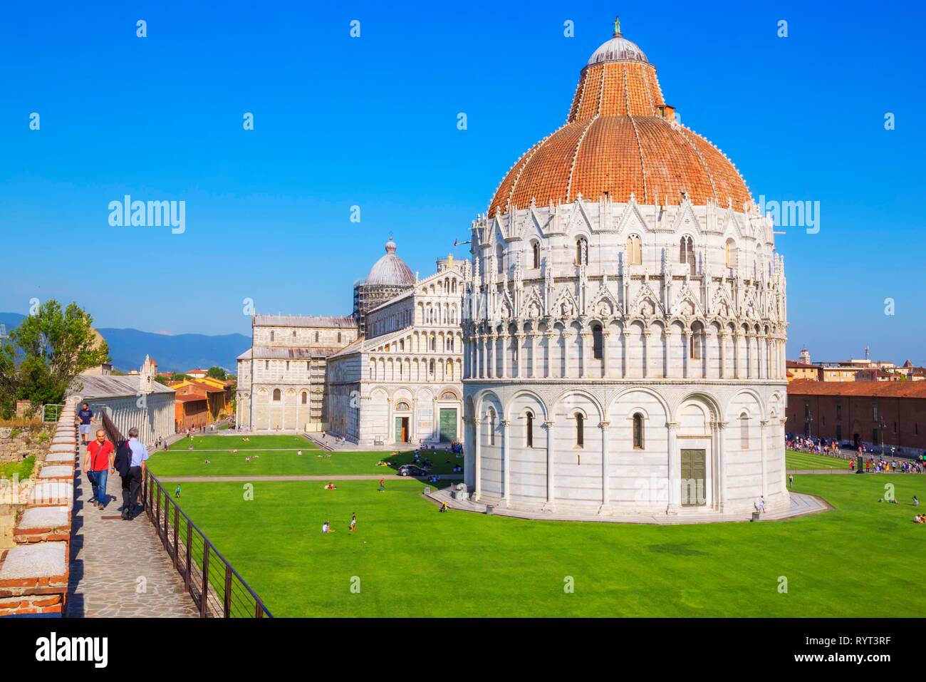 El Baptisterio y la Catedral, vista desde Pisa muros defensivos, Campo dei Miracoli, en Pisa, Toscana, Italia Foto de stock