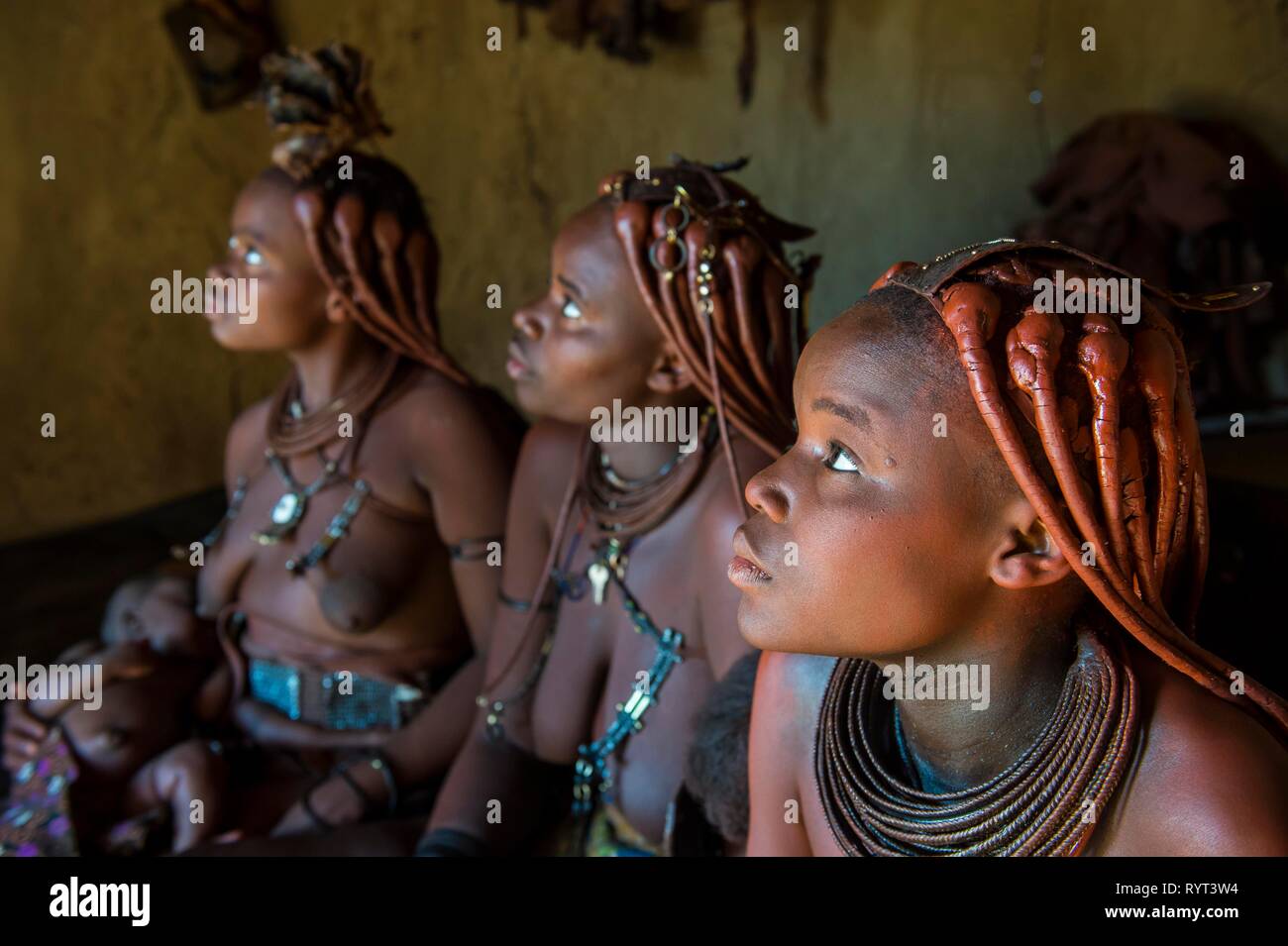 Las mujeres Himba en su cabaña, Kaokoland, Namibia Foto de stock