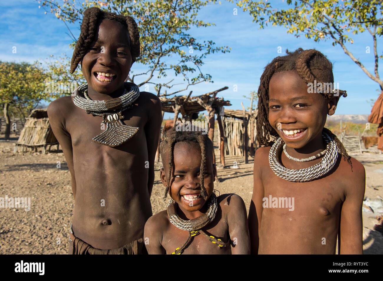 Laughing jóvenes niños Himba, Kaokoland, Namibia Foto de stock