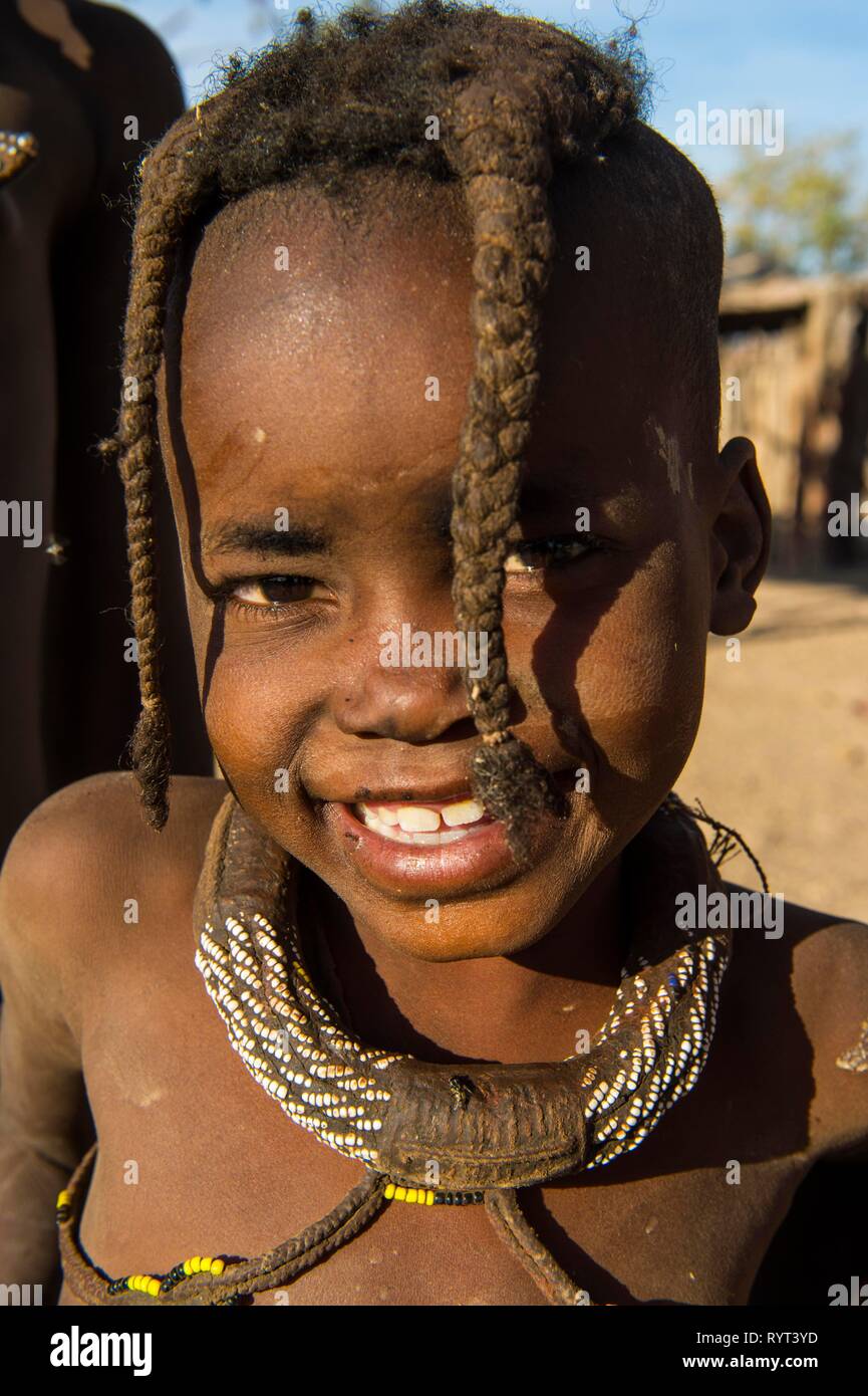 Laughing jóvenes himbas niño, Kaokoland, Namibia Foto de stock