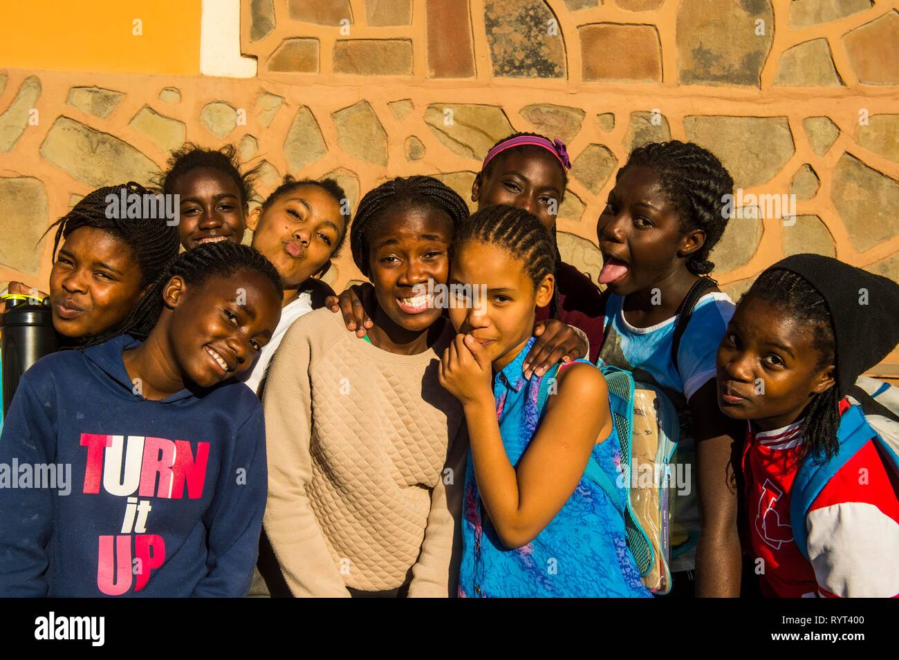 Los niños felizmente posando para la cámara, Lüderitz, Namibia Foto de stock