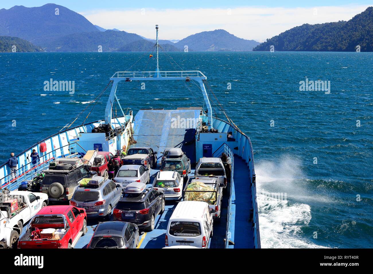 Coche cargado de ferry desde Hornopirén a Leptepu, Comau-Fjord, Provincia de Llanquihue, Región de Los Lagos, Chile Foto de stock