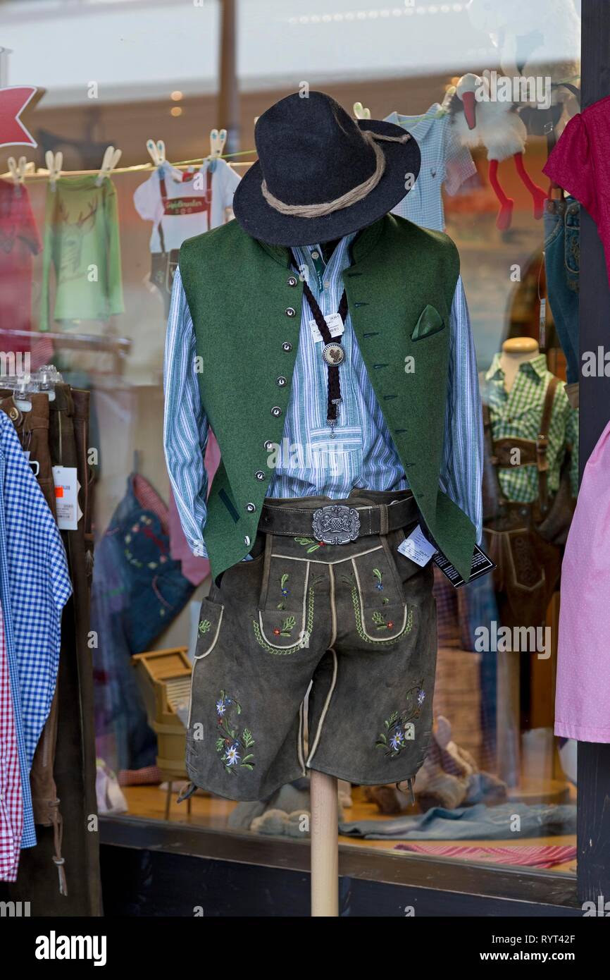 Traje tradicional, pantalones de cuero con un chaleco y un sombrero tradicional en el escaparate de una tienda de ropa, en Oberstdorf, Allgäu. Foto de stock