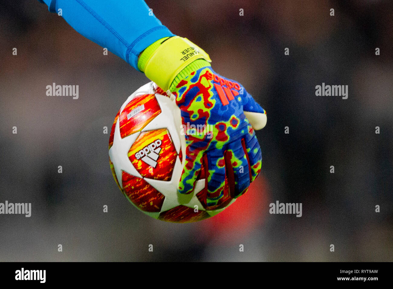 Munich, Alemania. 13 Mar, 2019. Sus manos con guantes de portero Manuel  Neuer (# 1), M) y la bola. Fútbol, el FC Bayern de Múnich (M) - Liverpool  FC (LIV) 1: 3,