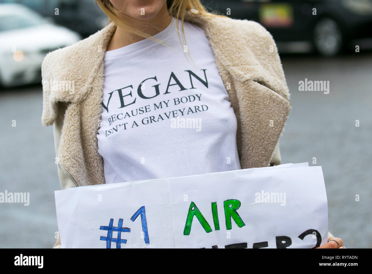 Vegetarianismo, vegano, vegetariano, veganismo, vegano alimentos  dietéticos; Camiseta vegana usada por mujer en Preston; huelga escolar 4  Evento sobre cambio climático cuando los padres y los niños escolares se  reúnen fuera de