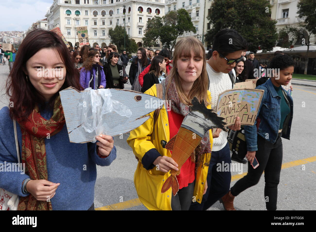 Salónica, Grecia. 15 Mar, 2019. Los estudiantes que participan en el cambio climático de las protestas en el norte de la ciudad portuaria griega de Tesalónica. Crédito: Orhan Tsolak/Alamy Live News Foto de stock