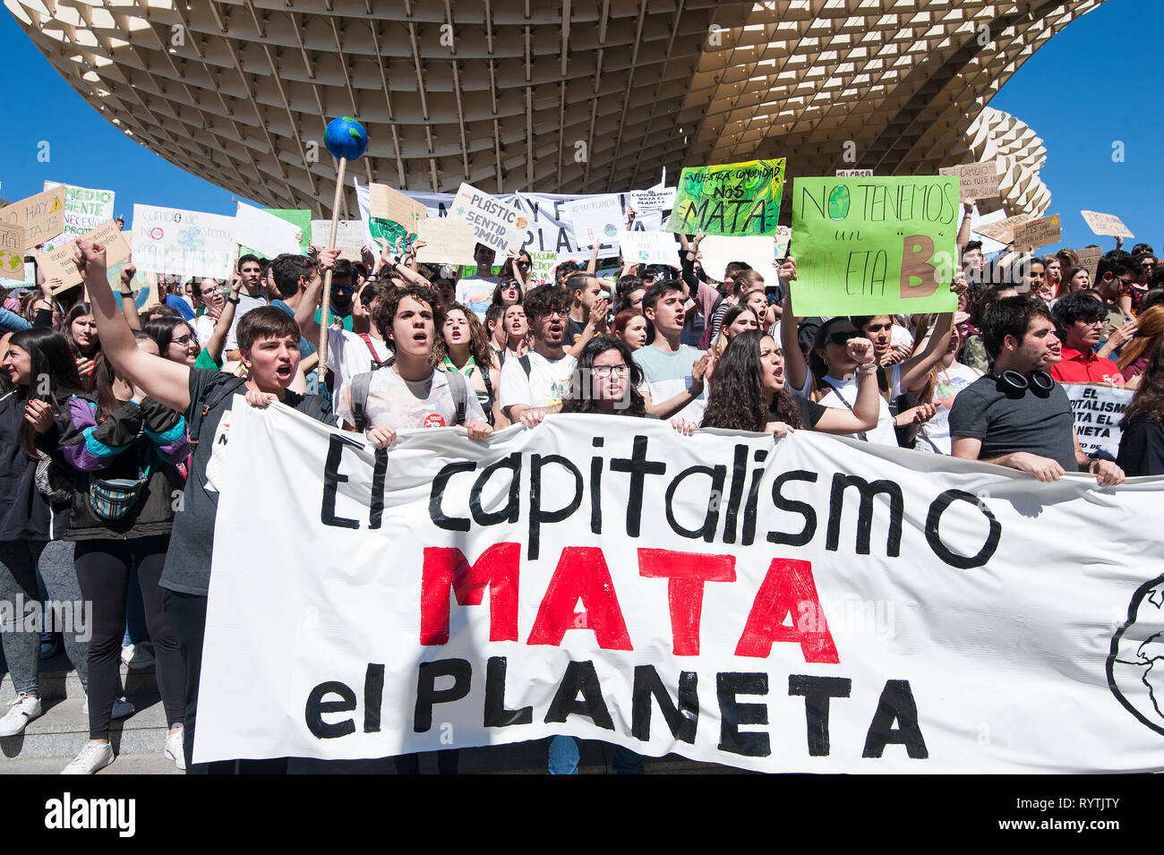 Sevilla, España. El 15 de marzo de 2019. Cientos de jóvenes se echaron a la calle para unir el viernes para futuros movimientos. Exigiendo que cambiemos la política y salvar a nuestro planeta. En todo el mundo el 16 de marzo de 2019 miles de personas marcharon para mejorar las políticas sobre el clima. Crédito: Claudia Wiens/Alamy Live News Foto de stock
