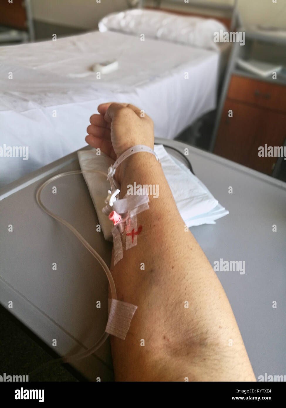Primer plano de un brazo con un catéter venoso periférico Fotografía de  stock - Alamy