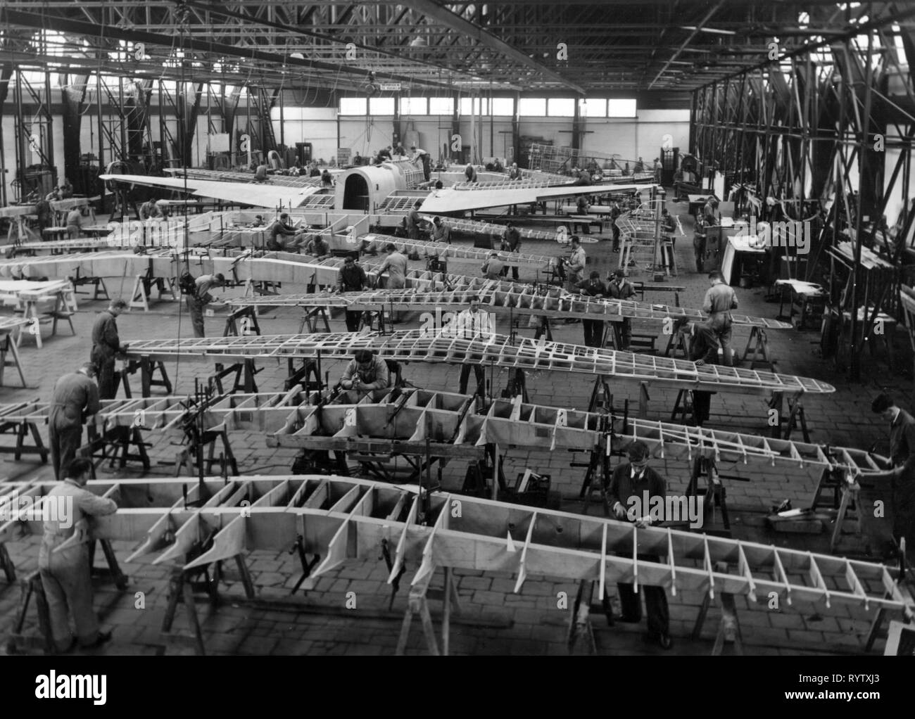 Industrias, la industria de la aviación, producción de esqueletos de ala de aviones de combate, probablemente Fokker d XXI para la Real Fuerza Aérea Holandesa, los Países Bajos, después de 1930, Additional-Rights-Clearance-Info-Not-Available Foto de stock