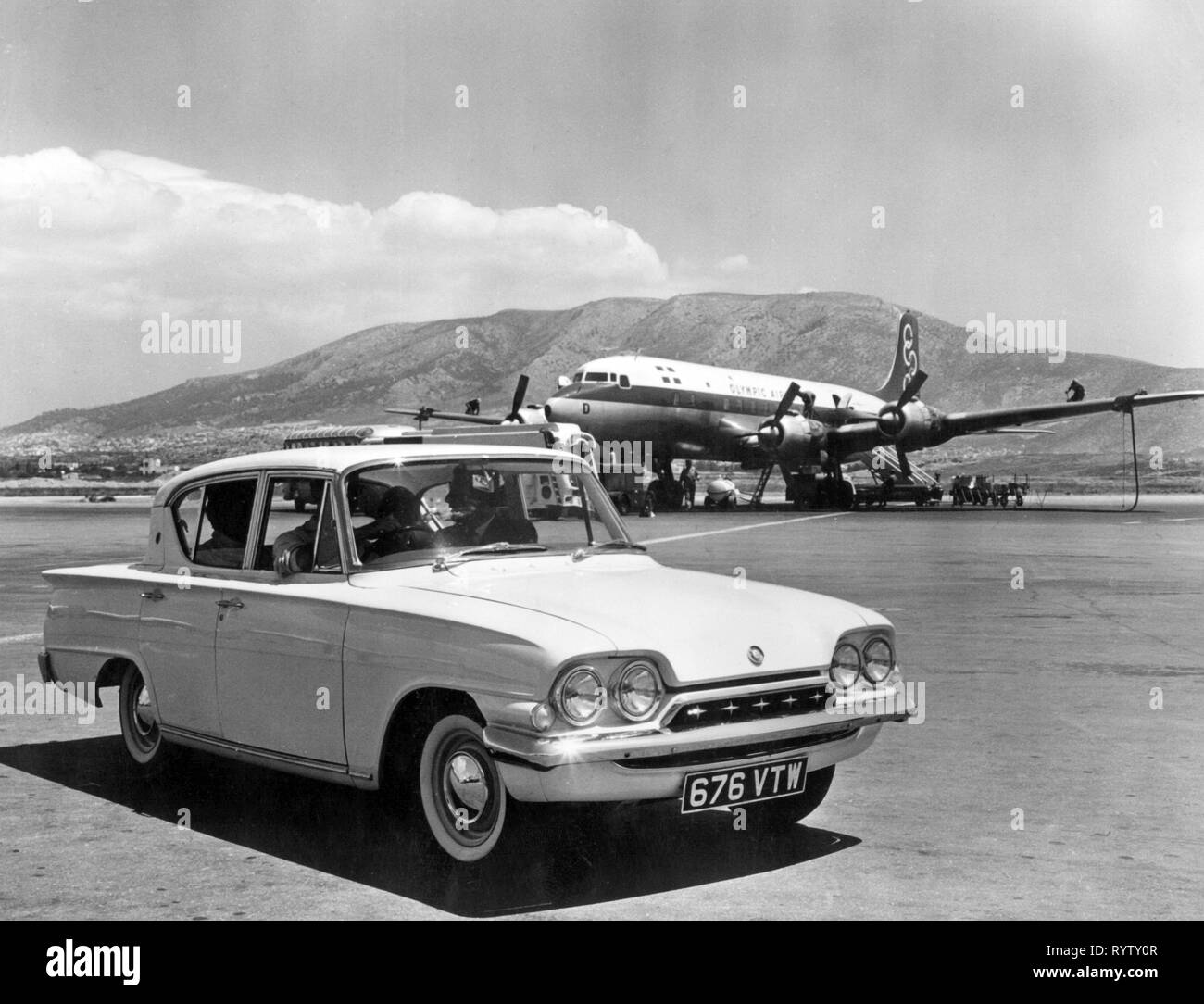 Transporte / Transporte, automóviles, variantes del vehículo, Ford Consul Classic, vista desde la derecha por delante, Grecia, 1960, Additional-Rights-Clearance-Info-Not-Available Foto de stock