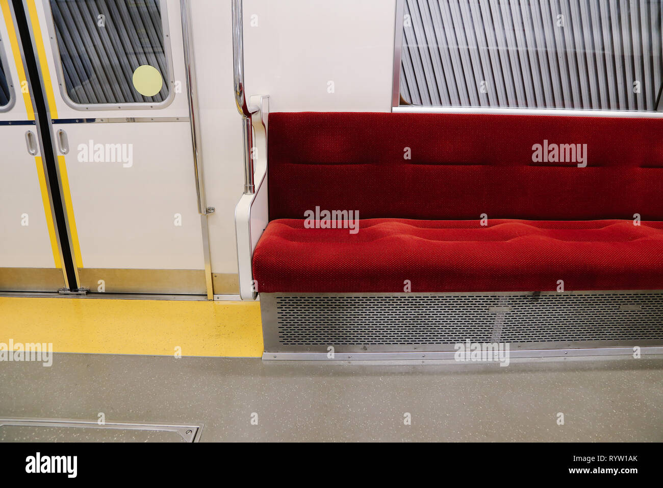 Japan Tokyo City metro interior con asientos vacíos Fotografía de stock -  Alamy