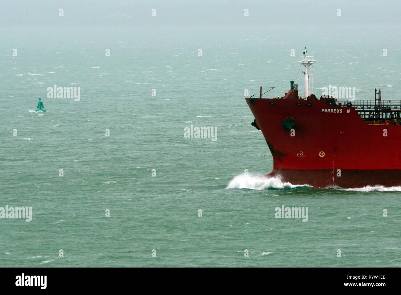 El aceite,Química,N,Cisterna Perseus, registrados, Monrovia, el Solent, Fawley,aceite,Refinería, Southampton, Cowes, Isla de Wight, Hampshire, Inglaterra, Reino Unido Foto de stock