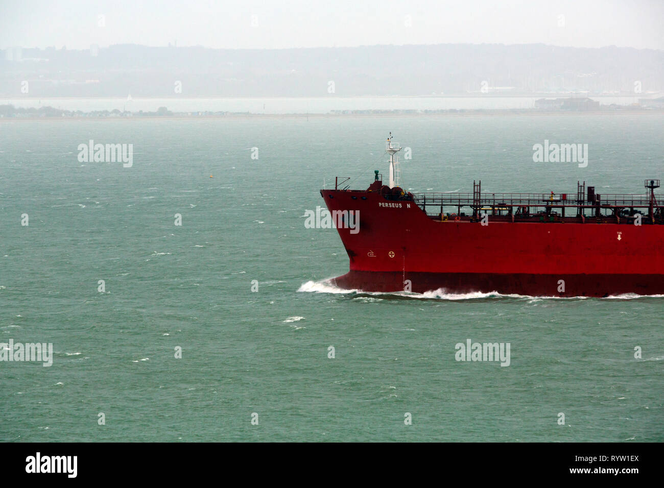 El aceite,Química,N,Cisterna Perseus, registrados, Monrovia, el Solent, Fawley,aceite,Refinería, Southampton, Cowes, Isla de Wight, Hampshire, Inglaterra, Reino Unido Foto de stock