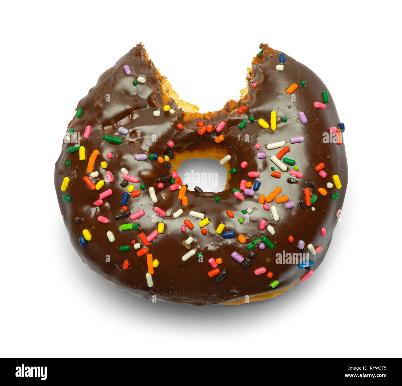 Espolvoree Chocolate Donut con mordida comido fuera de ella aislado en blanco. Foto de stock