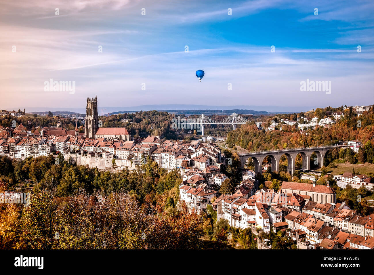 La vista horizontal del casco antiguo de la ciudad de Friburgo y sus alrededores, en Suiza, rodada en el otoño de 2018 Foto de stock