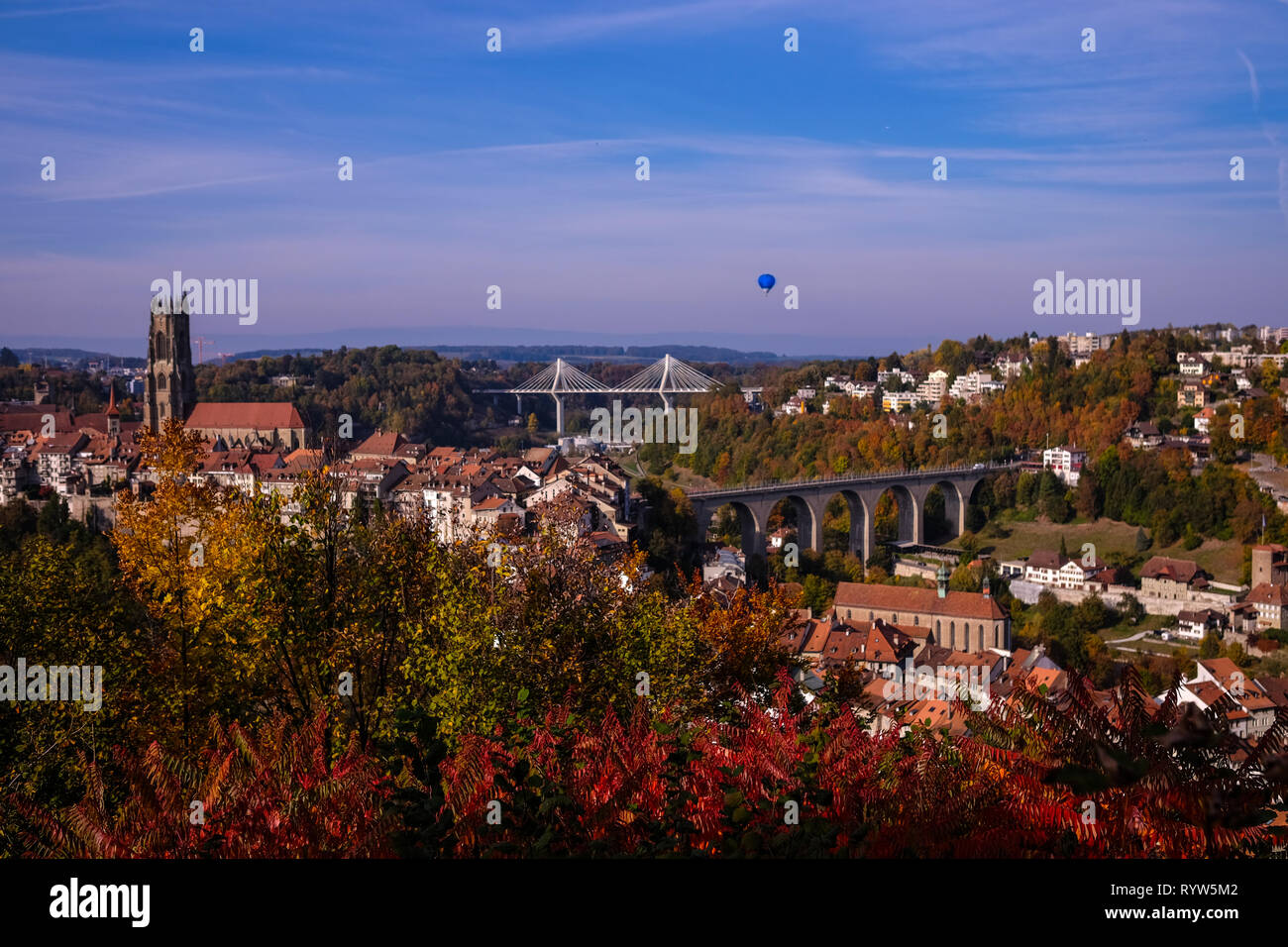 La vista horizontal del casco antiguo de la ciudad de Friburgo y sus alrededores, en Suiza, rodada en el otoño de 2018 Foto de stock