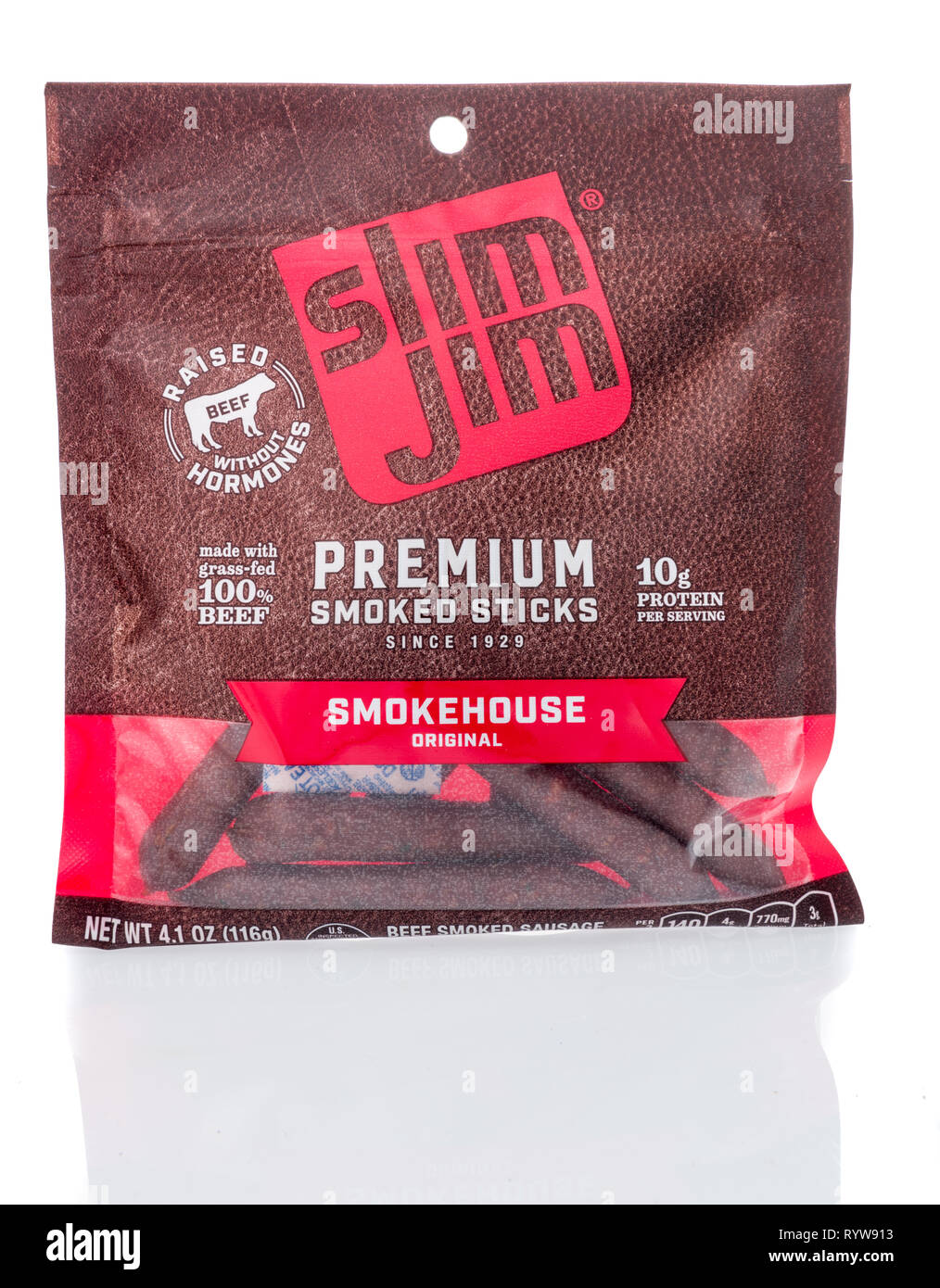 Winneconne, WI - 10 de marzo de 2019: un paquete de Slim Jim premium sticks en sabor ahumado ahumadero sobre un fondo aislado Foto de stock