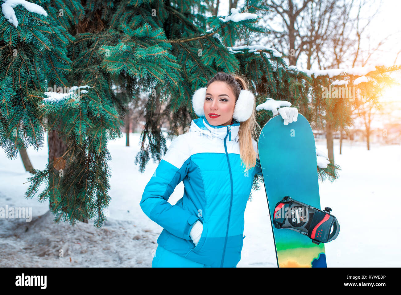 snowboarder pendientes día de invierno. Snowboard niña mono azul, en el complejo invernal, Billboard, espacio libre para el texto. Descansando Fotografía de stock - Alamy