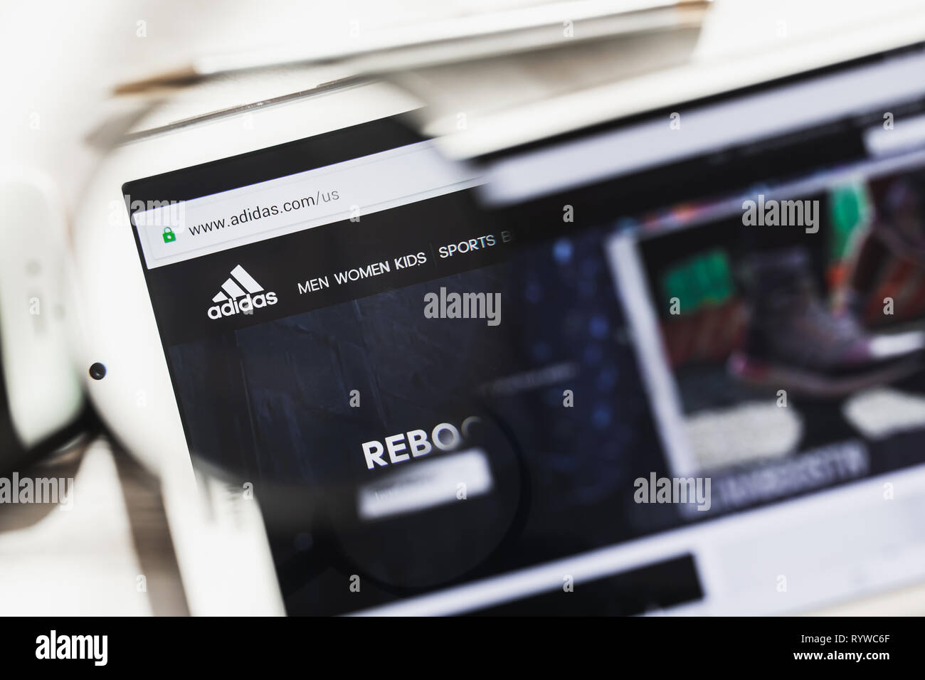Herzogenaurach, Alemania - 16 de marzo de 2019: Adidas AG, empresa  multinacional portada del sitio web oficial bajo la lupa. Concepto del  Logotipo de Adidas Fotografía de stock - Alamy
