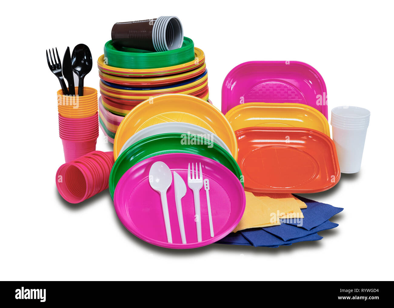 Vajilla desechable de plástico con platos y cubiertos para picnic en fondo  blanco Fotografía de stock - Alamy