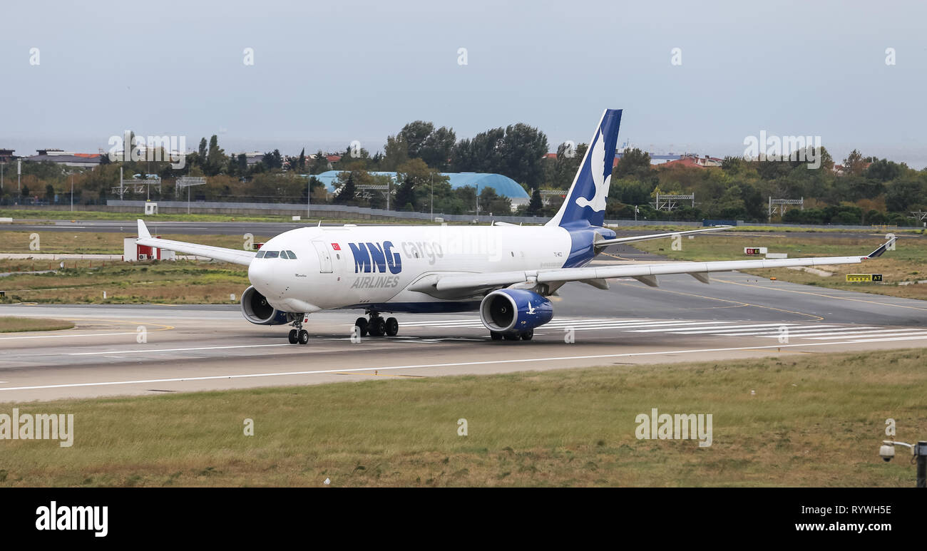 Estambul, Turquía - 30 de septiembre de 2018: MNG Airlines Airbus A330-243F (CN 1332) despega desde el Aeropuerto Ataturk en Estambul. MNG Airlines tiene 8 el tamaño de la flota Foto de stock