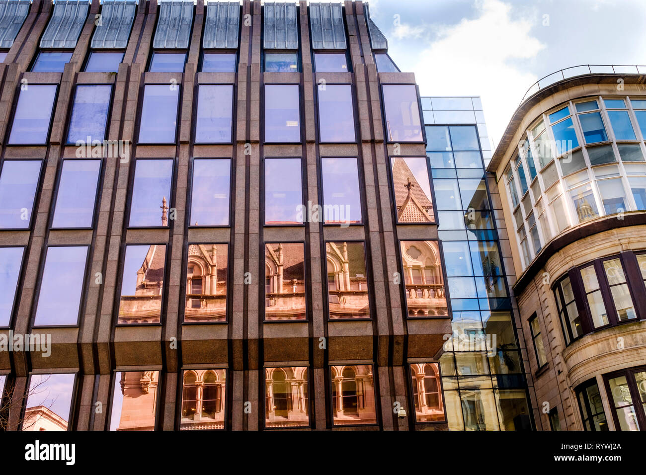 Edificios antiguos se reflejan en la fachada de cristal de un moderno bloque de oficinas en Buchanan Street, Glasgow, Escocia Foto de stock